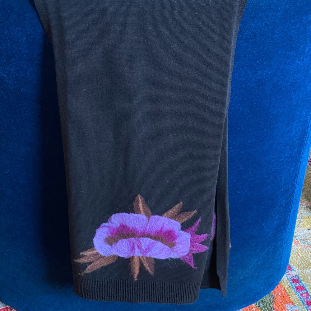 Beautiful, long, black scarf with floral wool design - Picture 2 of 9